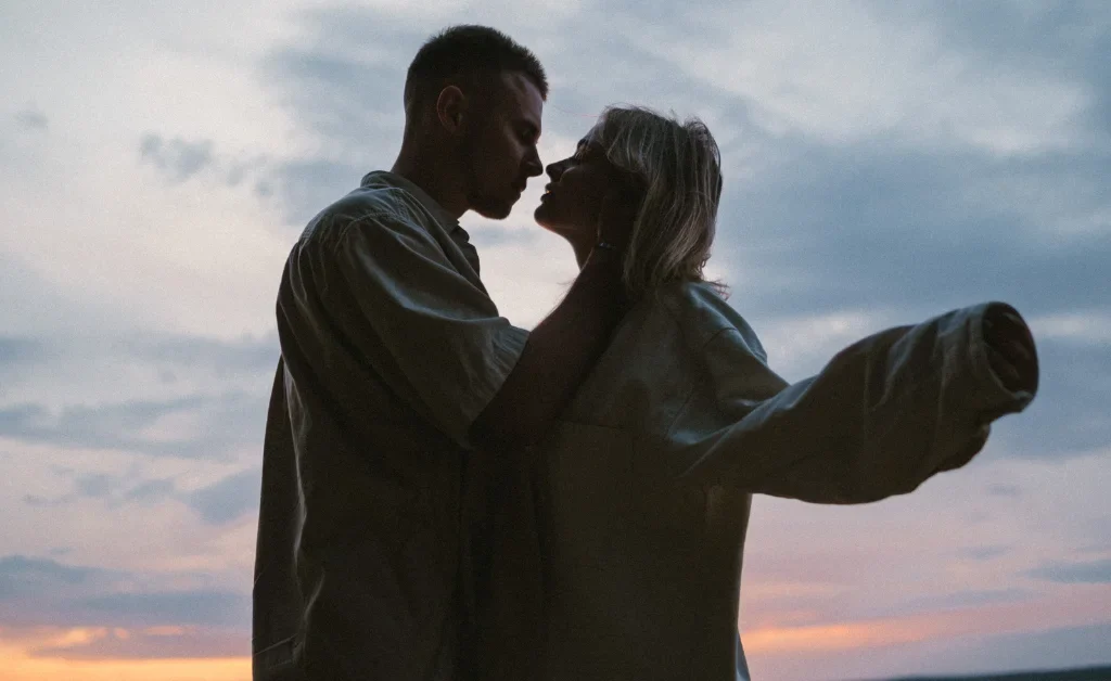 Pareja conectada energéticamente representando el impacto del karma sexual